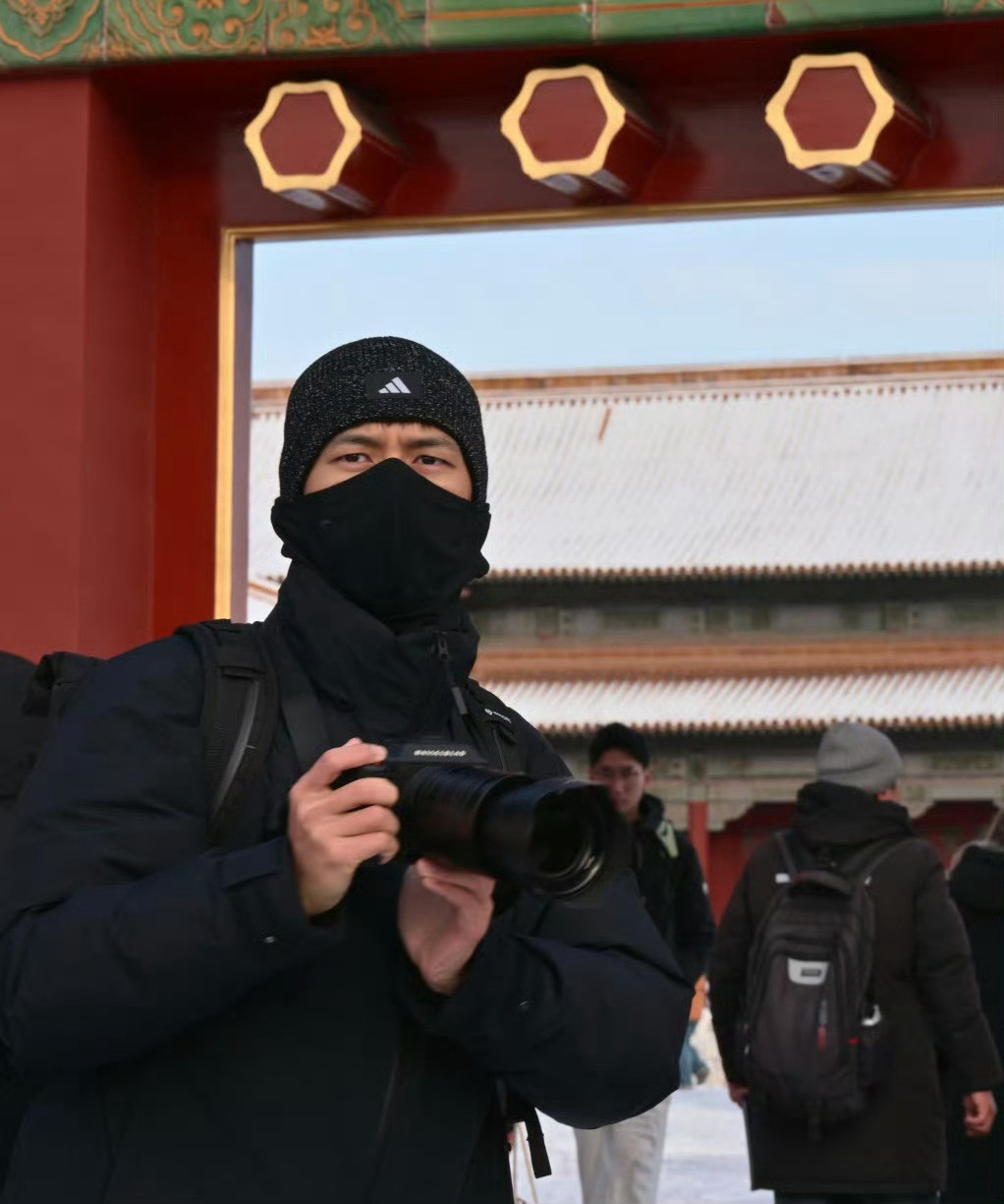 李现裹成这样都能被认出来一身黑色装扮，全副武装裹得严严实实，但还是被路人一眼识