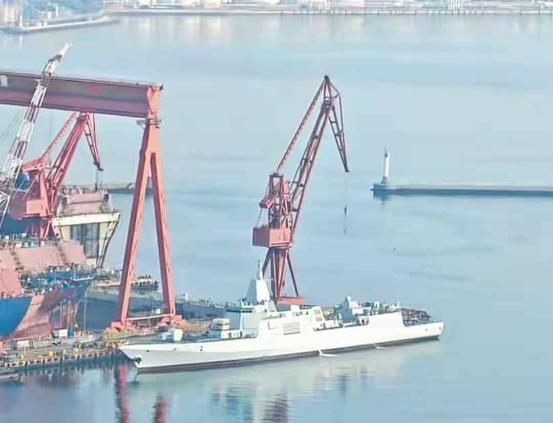 新下水的055大驱B炮位被挡了起来，这似乎预示着这里安装了非同一般的武器，到底是