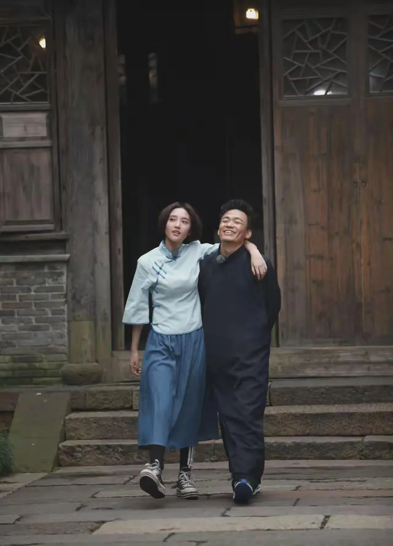 王宝强单独拍照不觉得他矮跟“范闲”他媳妇一起就显现岀来了1米65的身高虽