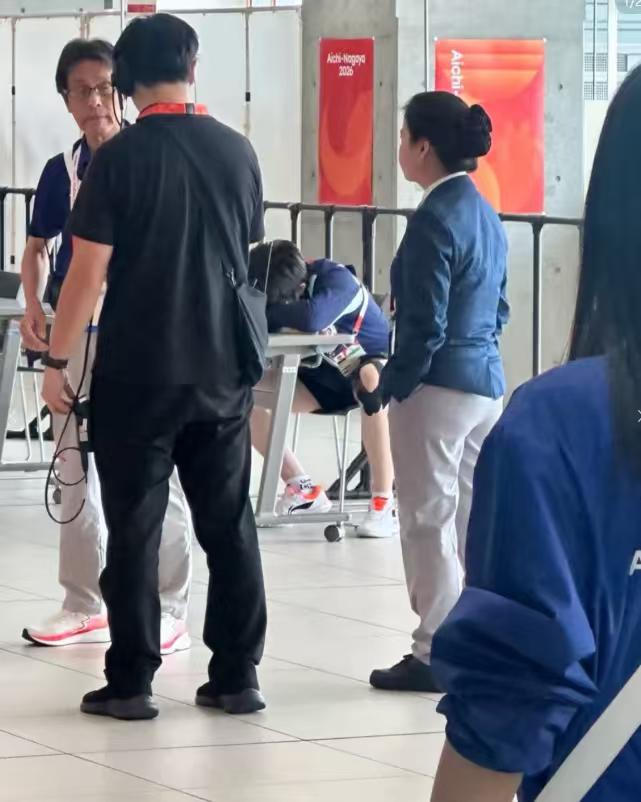 看完之后好心疼呀，后面趴在桌子上的是王楚钦啊他是太累太困了还是太难过了？他