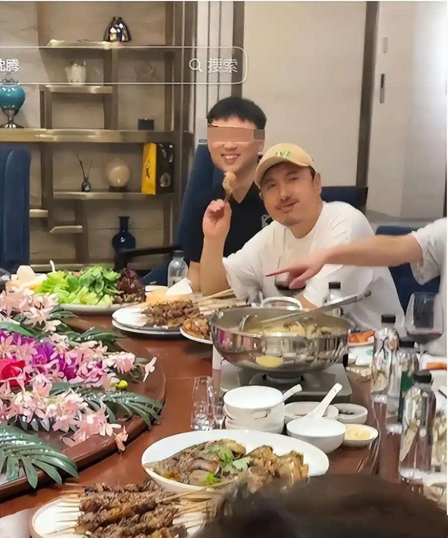 沈腾回家参加家宴，坐的那个位置直接暴露了他在亲戚眼中的地位