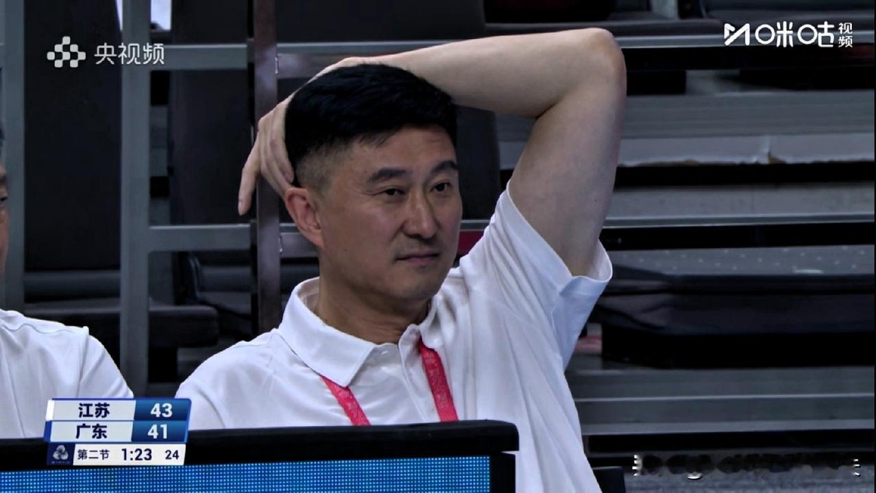 出乎意料！杜锋面色潮红，咪咕解说：广东队拥有12个国手竟然没打过江苏队！恕我直言