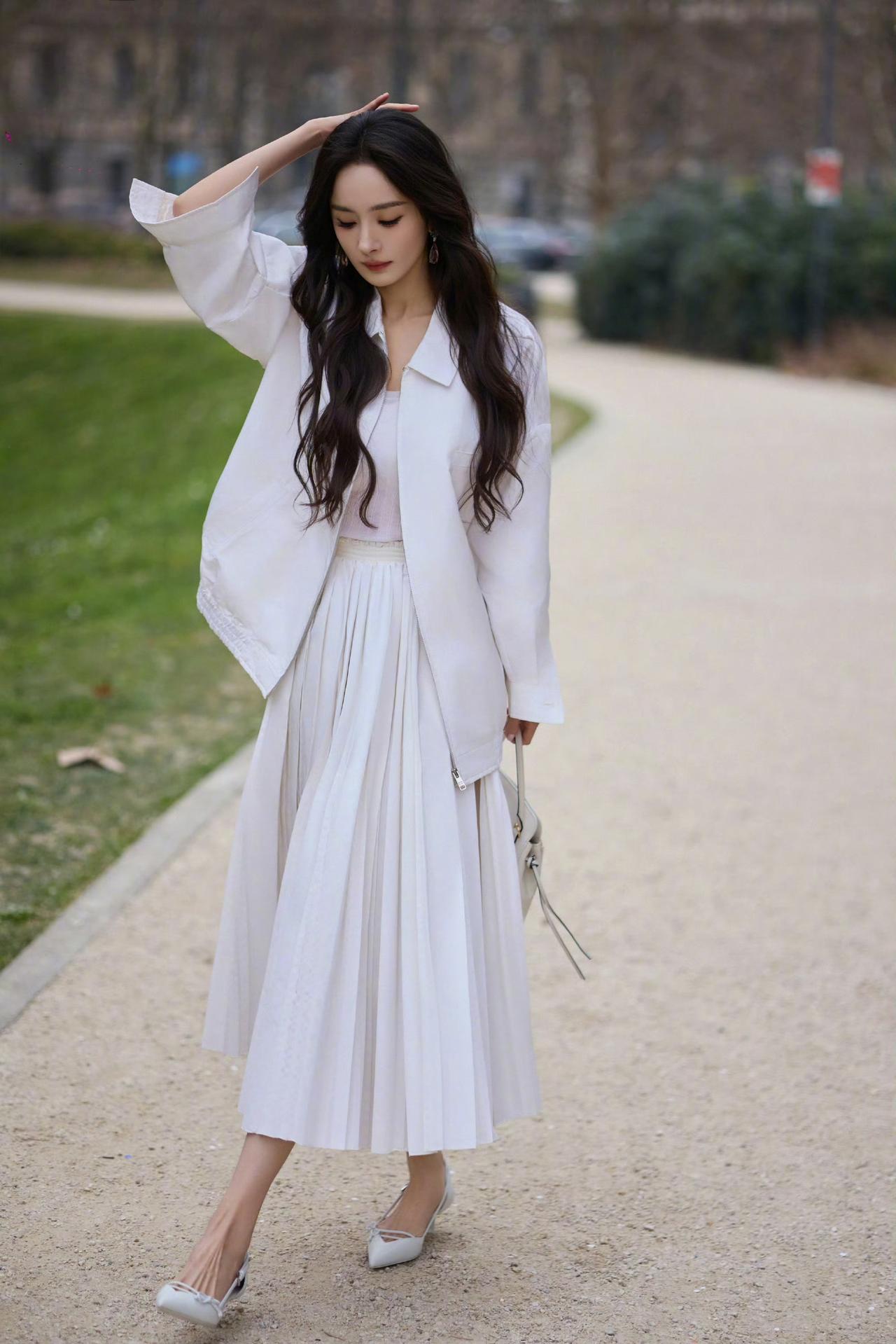 杨幂亮相Prada大秀：极简黑白穿出高级松弛感，细节太会了米兰时装周Pra