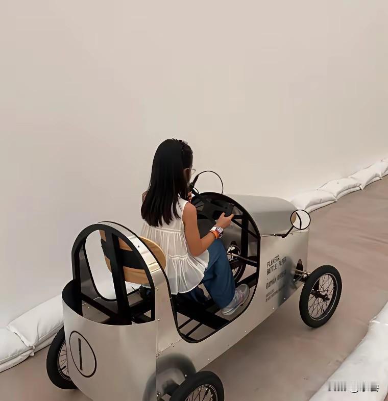 周一围带着8岁的女儿念念过暑假啦！父女俩打卡美术馆，画面不要太美好～念念真的是