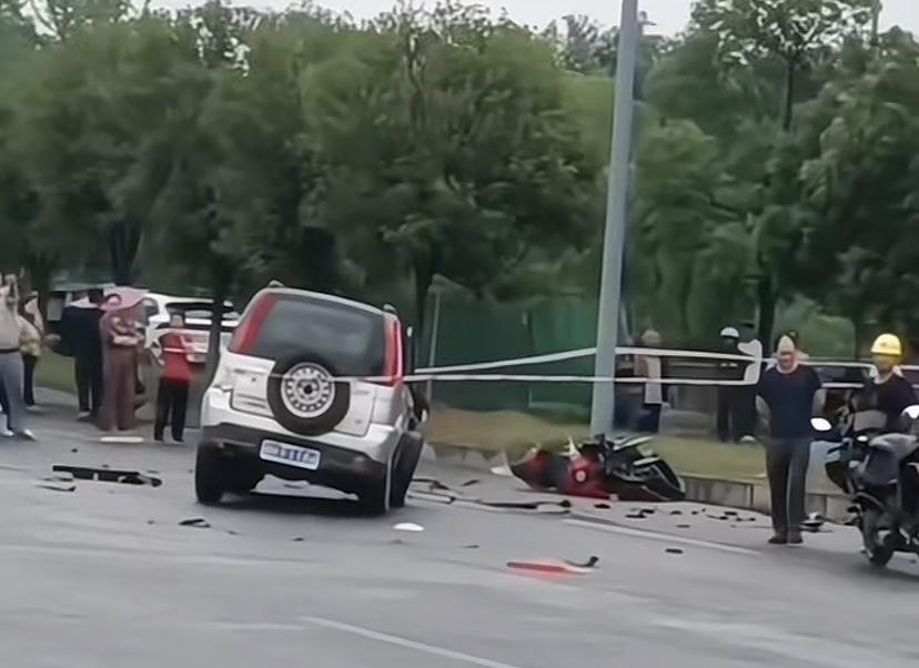 女骑手两姐妹花骑摩托车去长沙，途中突发意外撞车，1人当场去世。6月1日12点左右