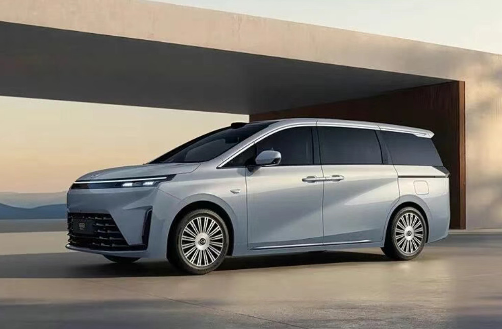 传祺向往E8PHEV，是传祺E8换代车型，也将在6月11日上市。1.5T插混系