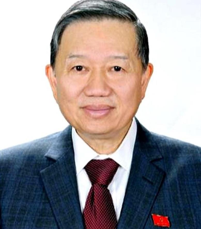 那把刀终于还是举起来了。越南那位叫苏林的哥们儿，是真的狠。这哪是搞政治，这简直是