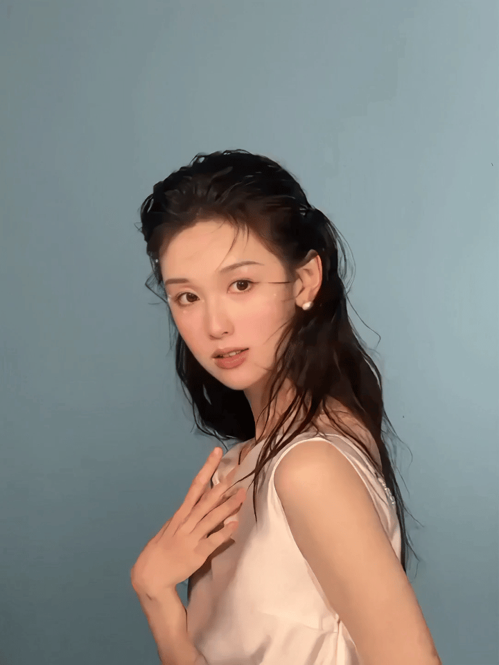 彩棠品牌灵动代言人陈都灵简直就是美神降临
