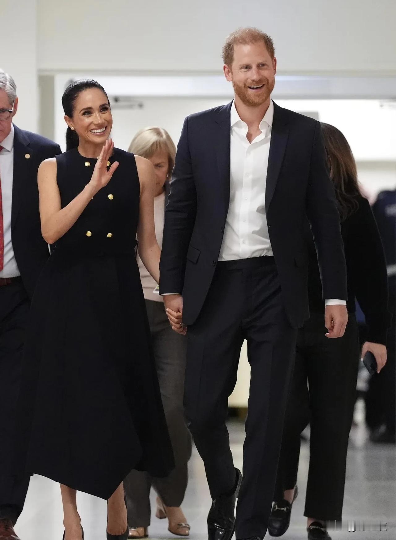 梅根不仅会穿搭，而且展现充分自信。其实我们每个人都是凡人，都会有这样那样不完美，