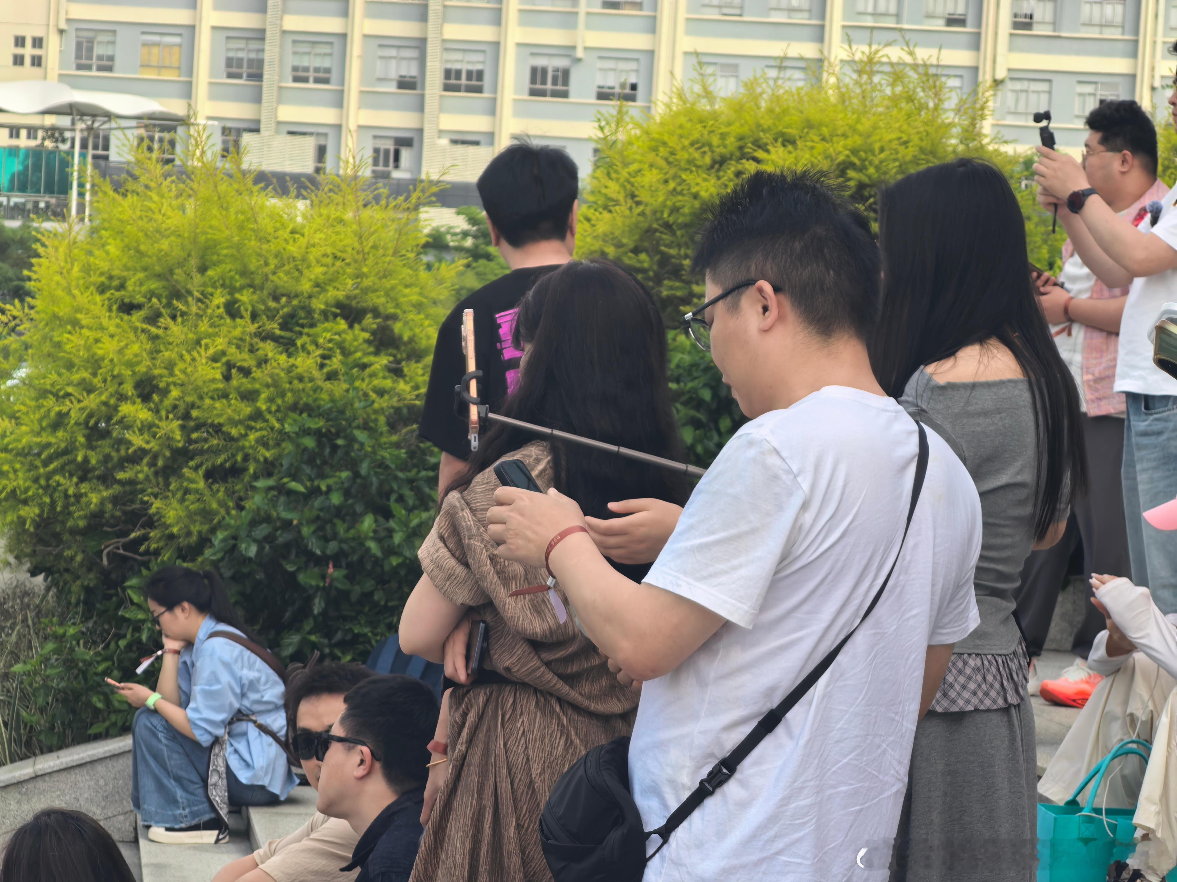 老匹夫，来了就找妹子