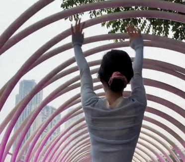 穿过这抹梦幻的粉，仿佛漫步云端~