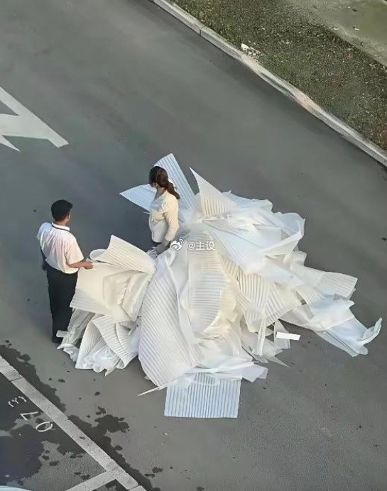 远看新郎新娘，近看一地鸡毛