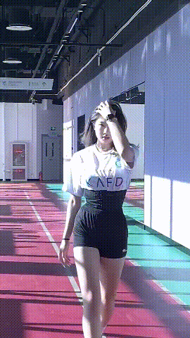 国安女队门将身材这么炸裂，这个可能是真的大长腿，腰比肩还宽，这条件还踢啥足球，可