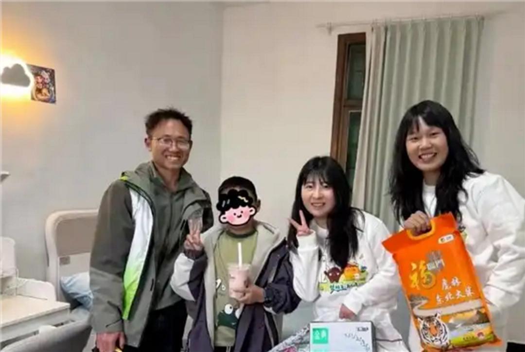 一块小天才手表，差点把一杯奶茶给冲垮了。说的是奶茶品牌“一点点”。前几天他们