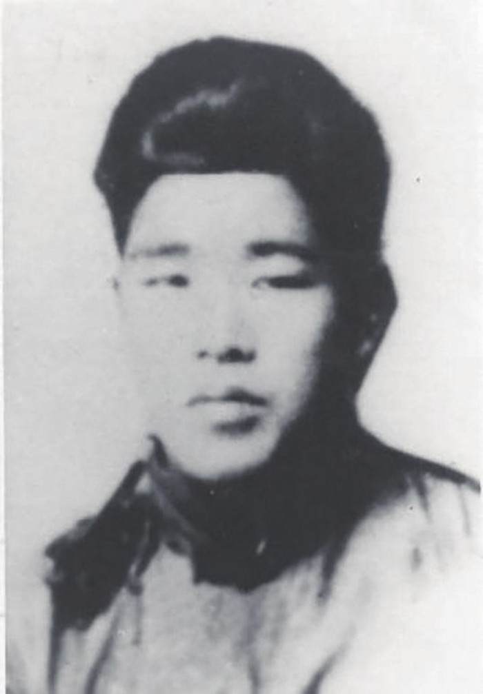 深夜，一名日军翻进老农家，偷偷将一摞钱塞进窗户，低声道：“千万别声张，这是白天拿