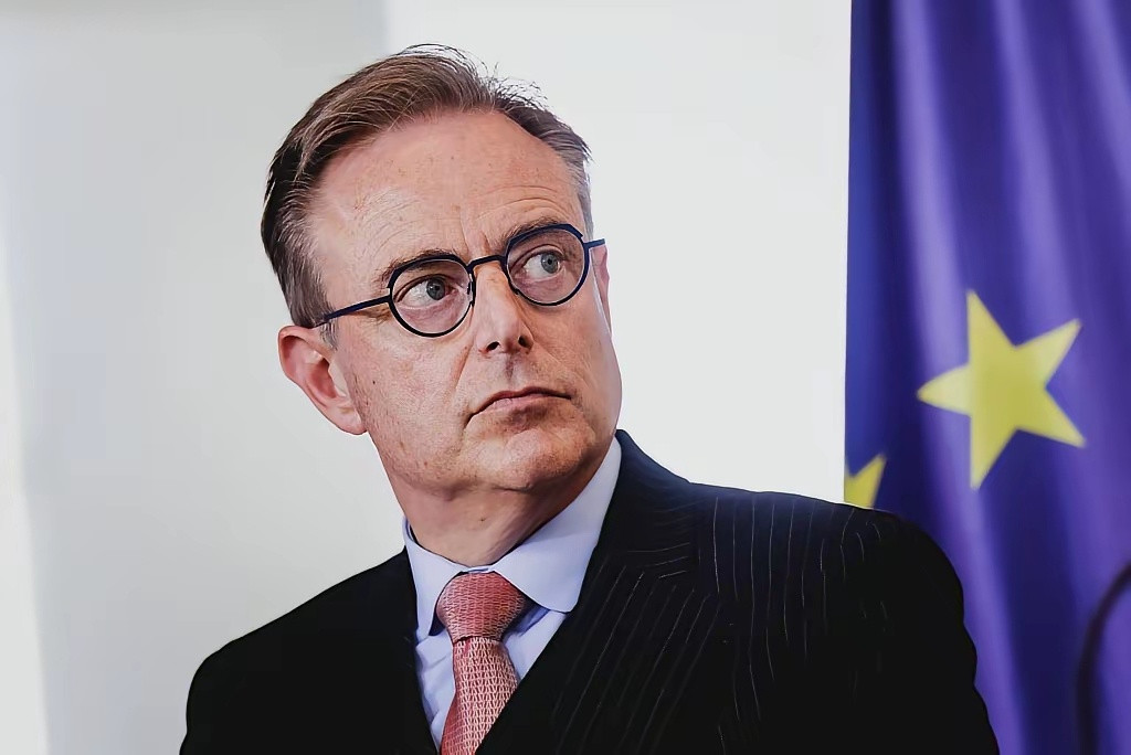 比利时首相装上了：欧盟峰会不敢点名中国，我们惹不起！