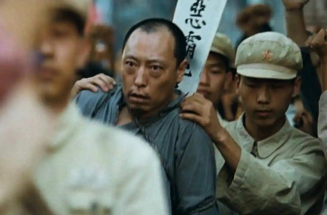 “《活着》里龙二被押赴刑场时，为什么不抓住最后机会指认福贵？”这个问题的答案，实