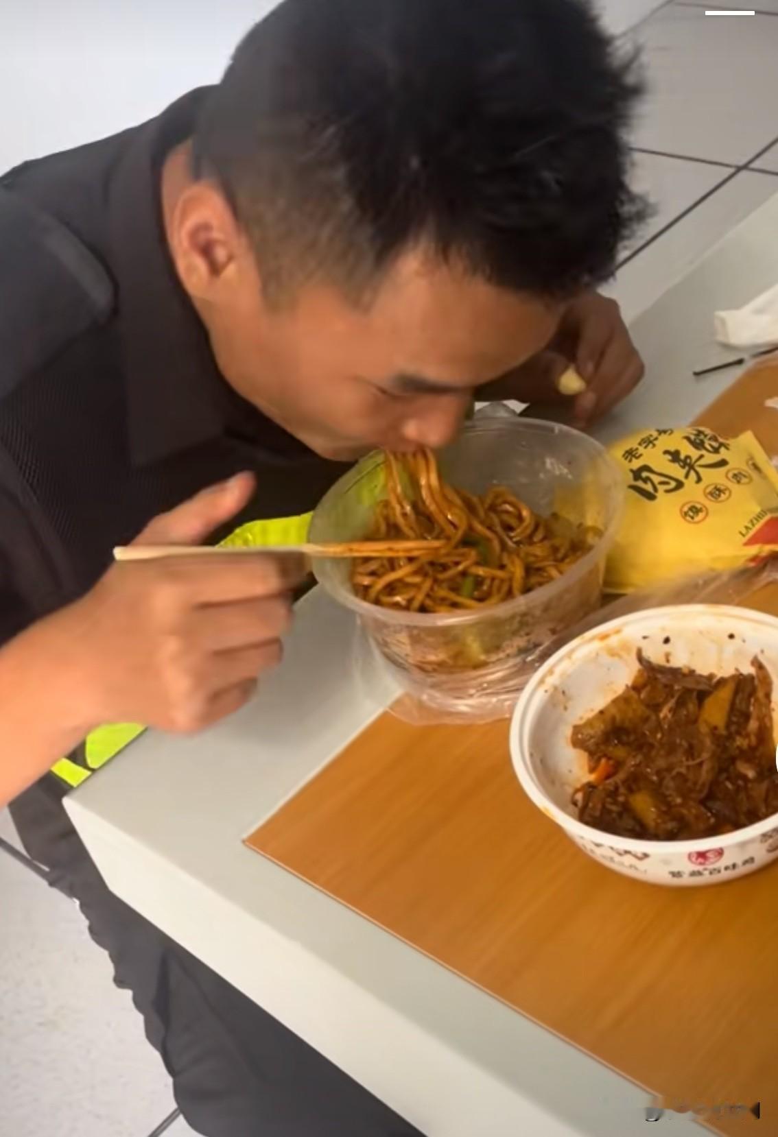 这个小伙在上海当保安，一个月工资六千多，他在生活上真的是从不委屈自己，别的人一