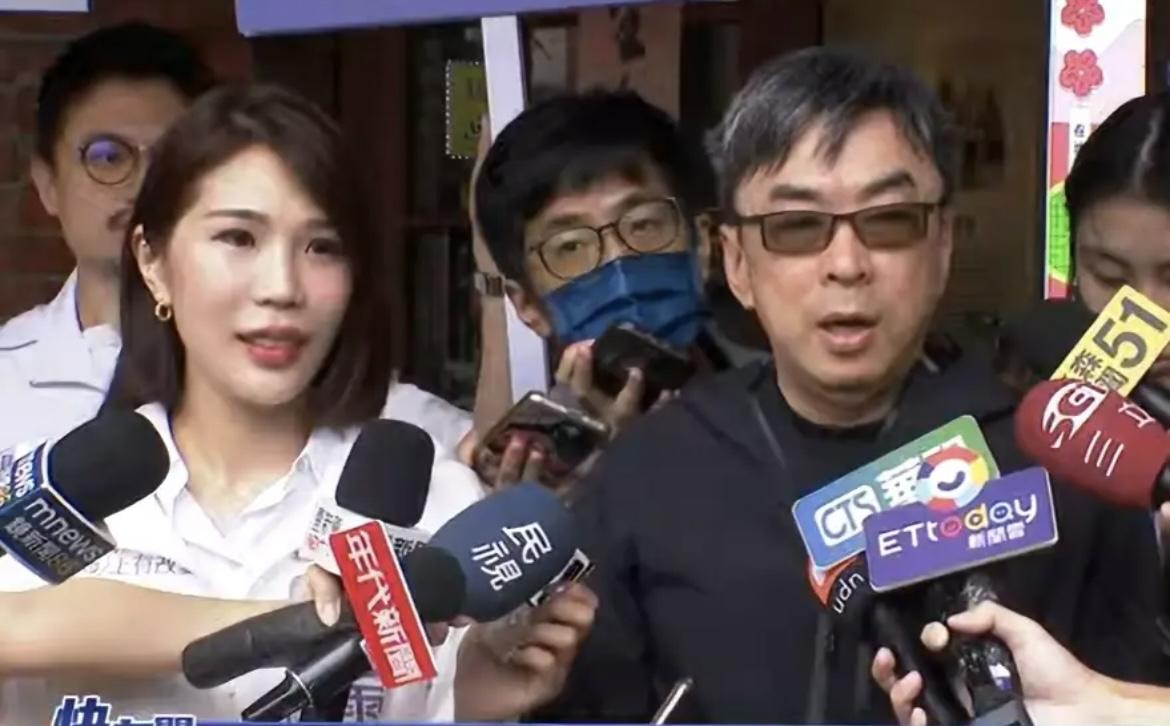 段宜康一句“我们被她欺骗”，撕开了郑丽文政治身份的迷雾。这位前绿委透露，郑丽文