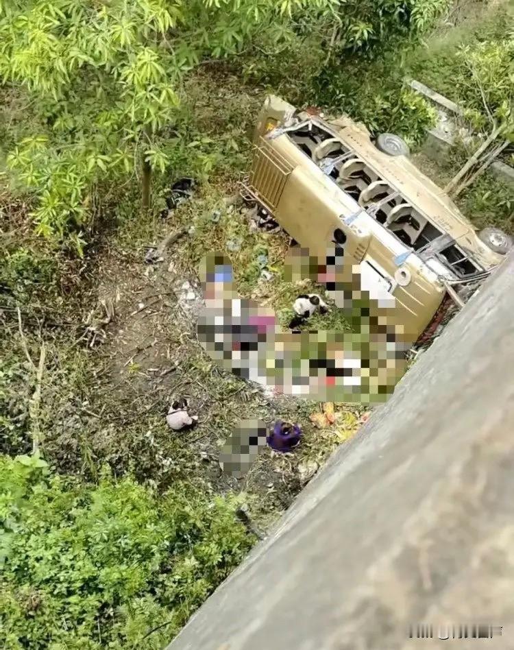 云南大巴坠崖，一声叹息早上起来刚坐下刷到这新闻，心里一下子沉了。4月30号上