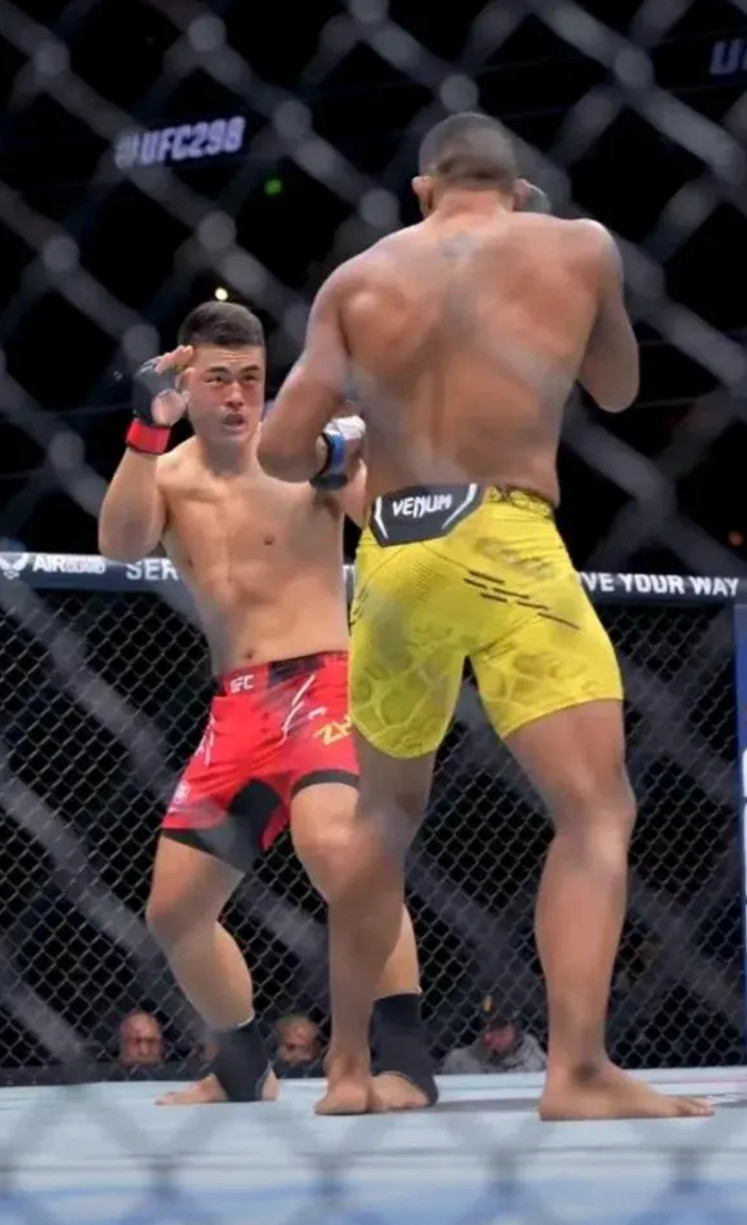UFC上海站赛事中，张名扬在第二回合被强尼沃克TKO。他挨了两下小腿边腿，可也没