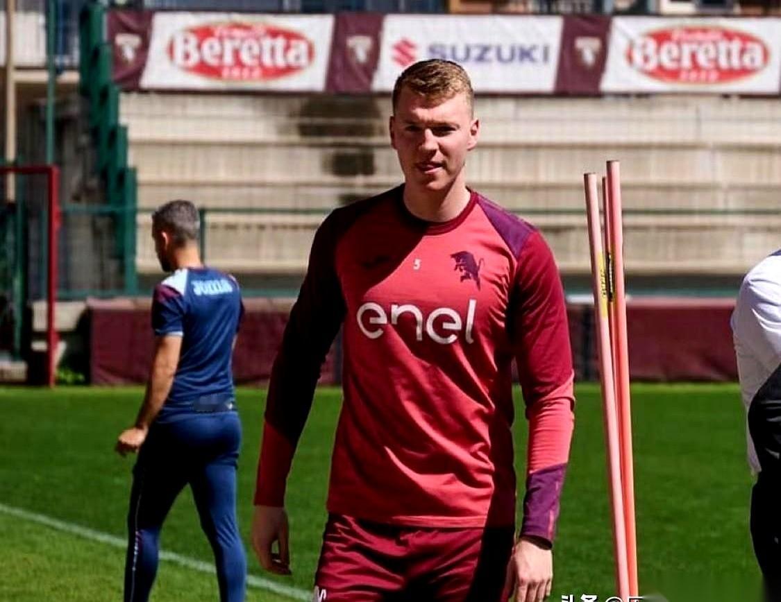 那个1米93的荷兰中后卫，佩尔·舒尔斯，曾经被利物浦和热刺追着跑的男人，现在，他