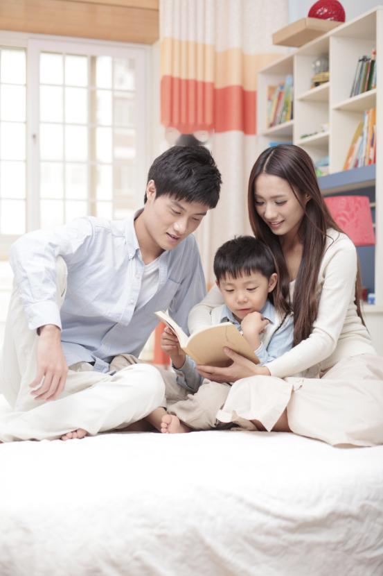 人民日报说:“养孩子，别在小事上，不断消耗他。”“你怎么又弄脏衣服了？”“作