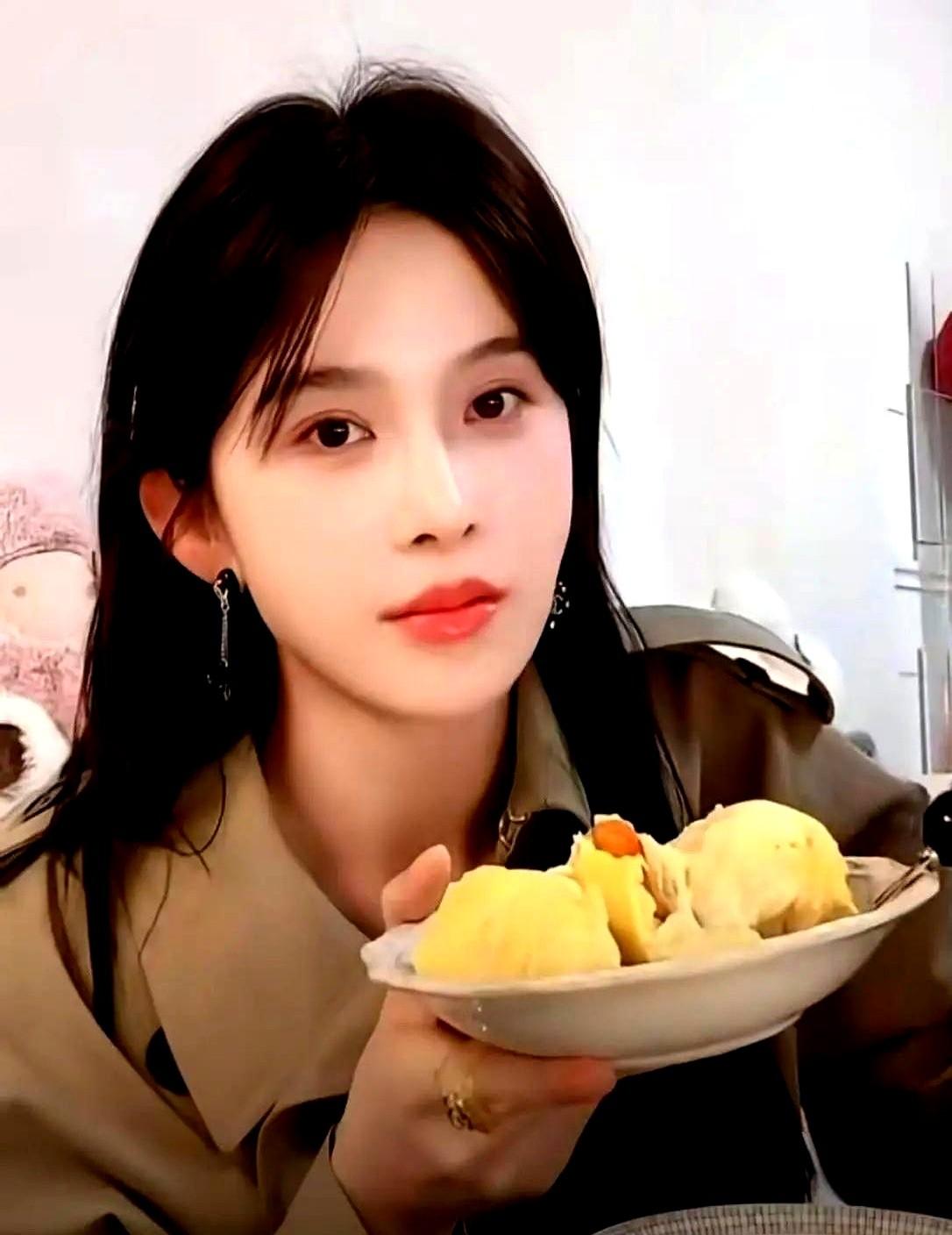 赵樱子这波操作，直接把张凌赫架起来了。直播里她抛出的线索像撒了一把钩子，每个