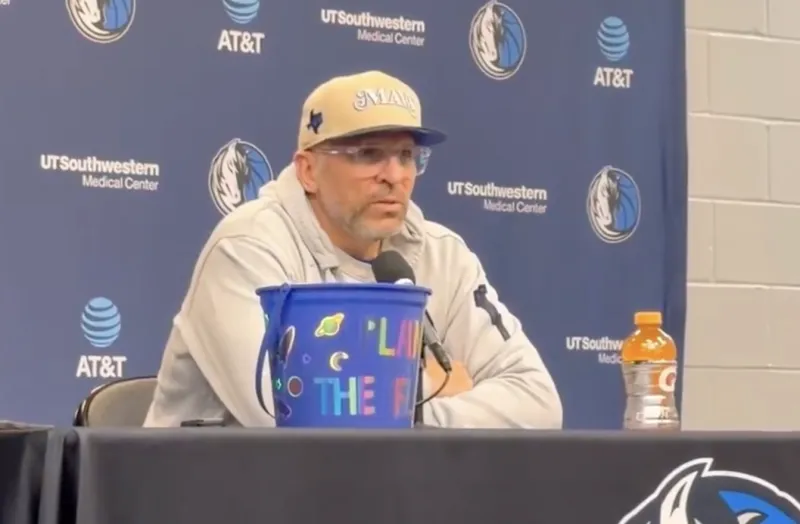 NBA常规赛，湖人对阵独行侠赛前杰森-基德针对NBA的65场参赛资格规则，谈