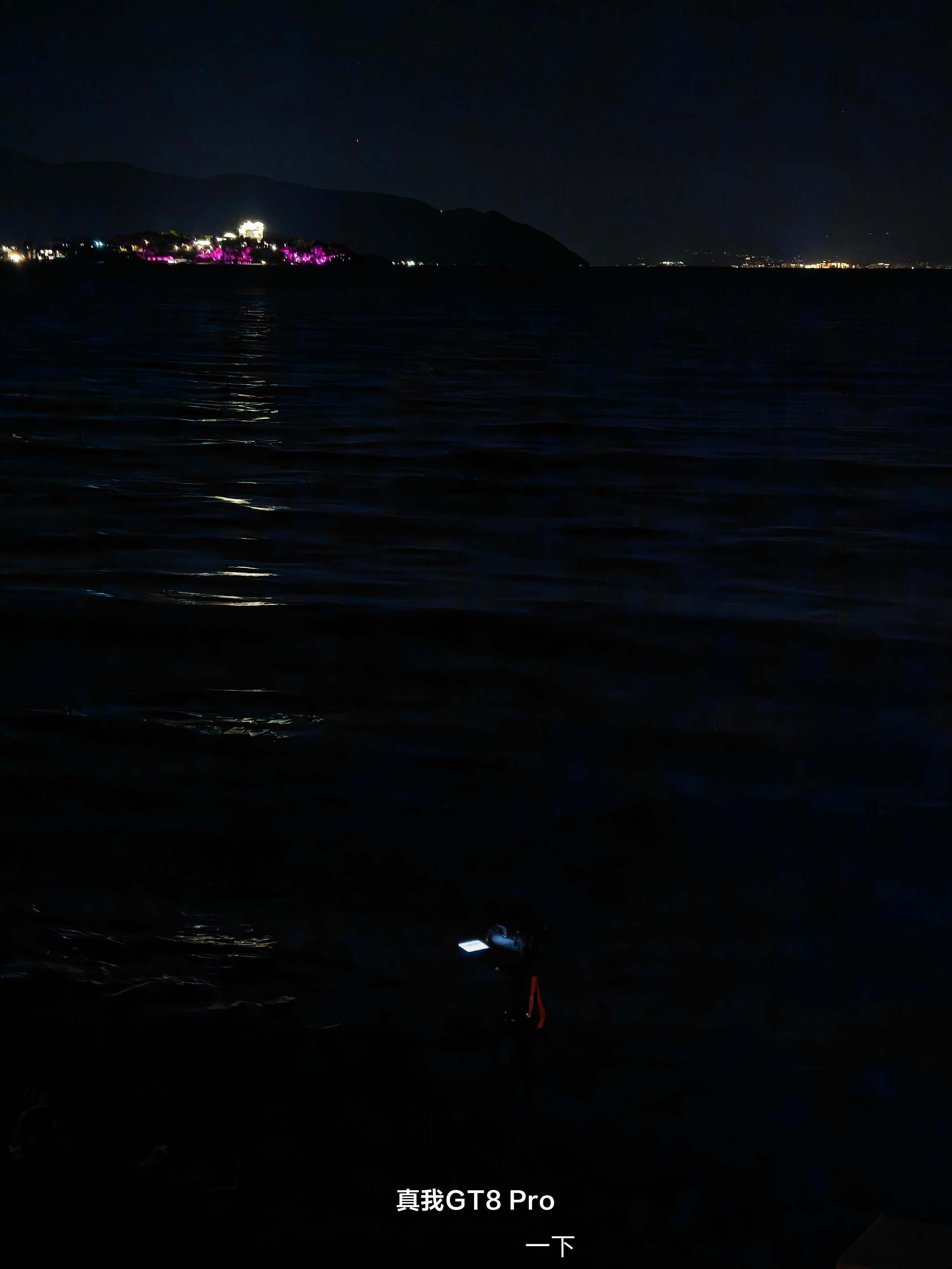 相机在外面拍星星，我在车里看唐诡，双廊这边比对岸那边舒服多了，停车位就在湖边，简