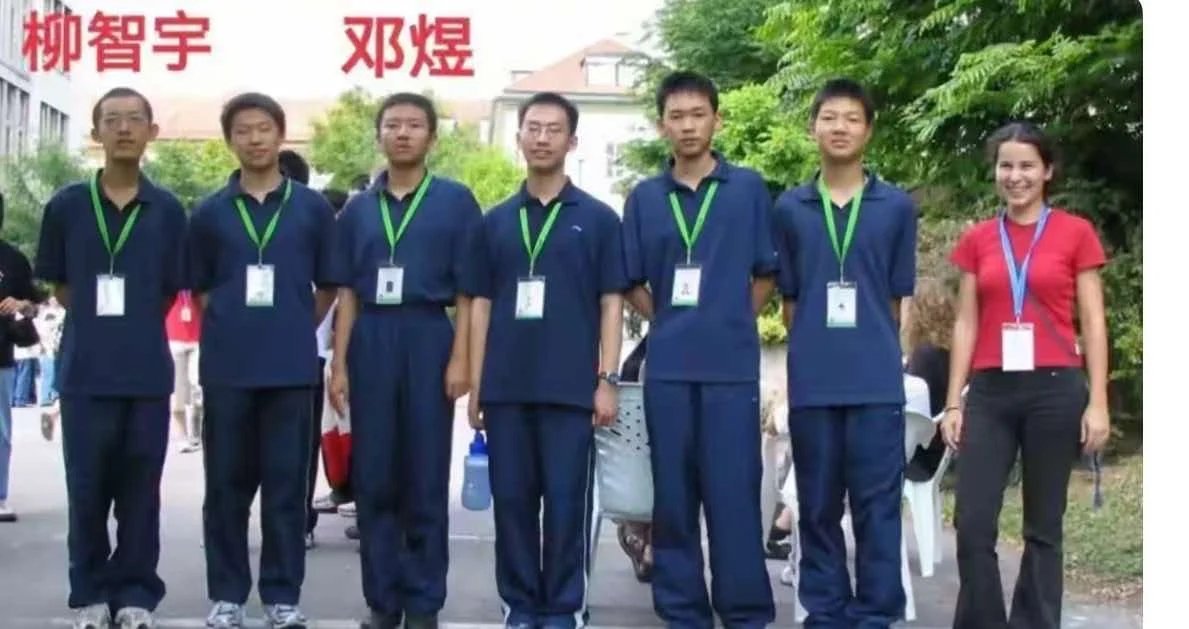 数学天才柳智宇谈好友邓煜获奖邓煜当年在北大被称为邓神，但他还不是最神的。还有一个
