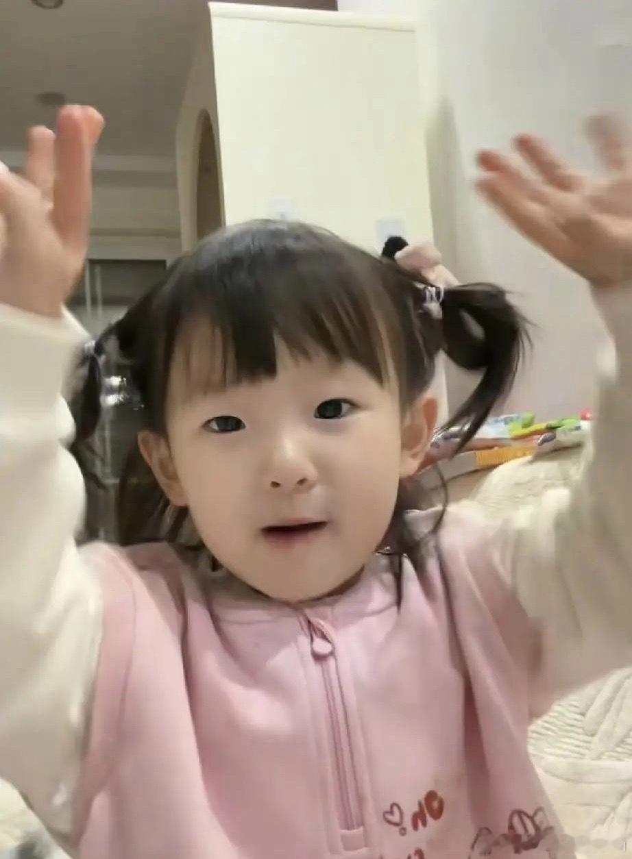 黄一鸣女儿闪闪，2岁就会直播了，对着镜头又唱又跳，好会聊天，可能天天看妈妈直播带