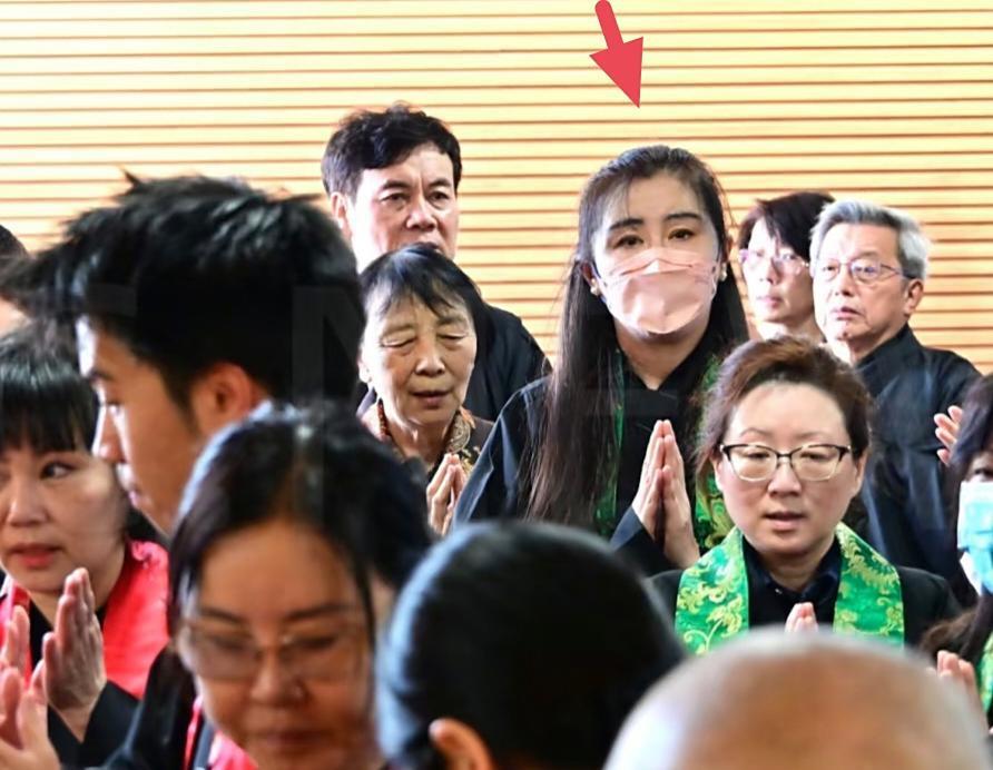 王祖贤参加法会活动，她的状态好差，身形臃肿，已经完全没有了明星的样子，真是令人唏