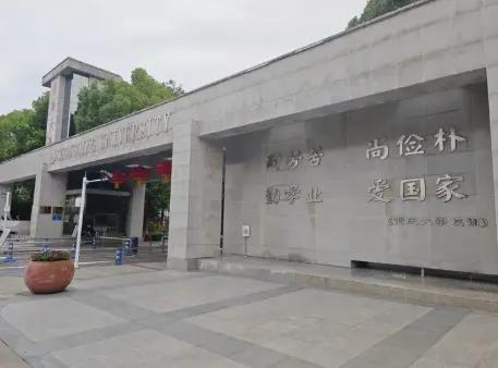 招生简章花几百万也许都做不出的流量，重大一块掉漆的字牌做到了。重庆大学A区墙