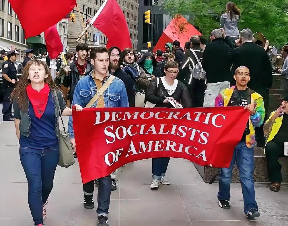 真没想到社会主义的星星之火，有望在资本主义的纽约燎原！这两天，在美国纽约市长候选