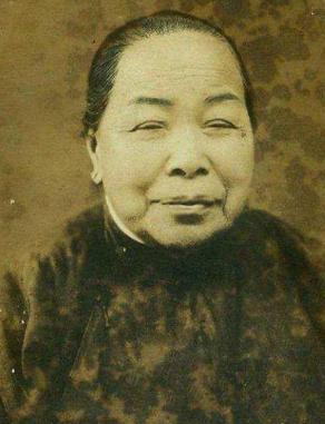 1965年台北松山机场，九十多岁的蒋妙月，颤颤巍巍走下舷梯，蒋介石亲自伸手搀扶，