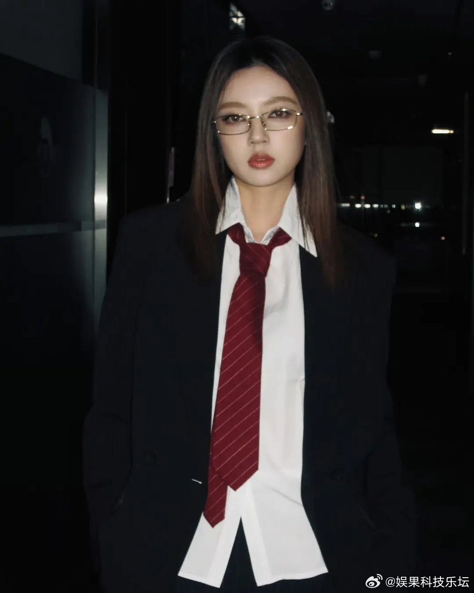 我第一次认识她是半妖倾城的女二，她当时比较黑，毛发也多，现在瘦了精致多了，她适合