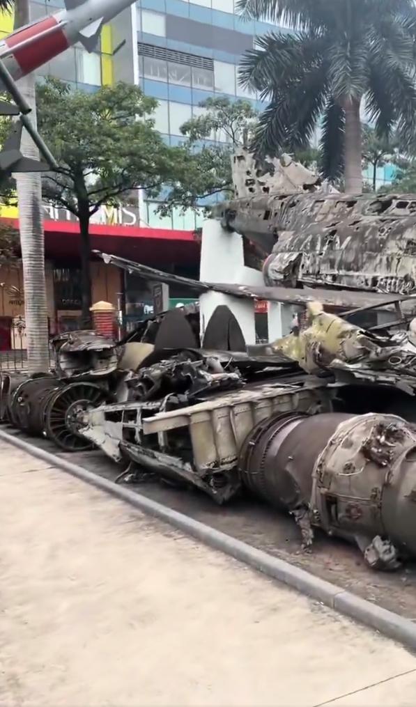 这是一架美国空军B-52“同温层堡垒”轰炸机的残骸，它于1972年12月在“后