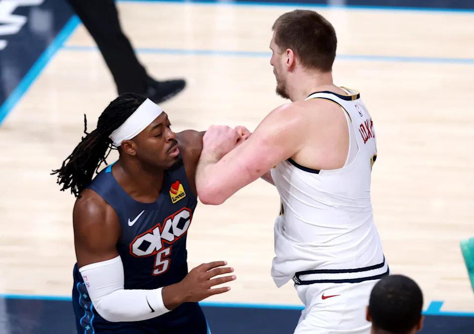 靠暗肘绊人成联盟笑柄！2026年NBA的“肘王”之争，多尔特要是称