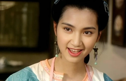 1993年，，香港半岛酒店，22岁的洪欣穿着香奈儿小黑裙，局促地坐在刘銮雄身边。
