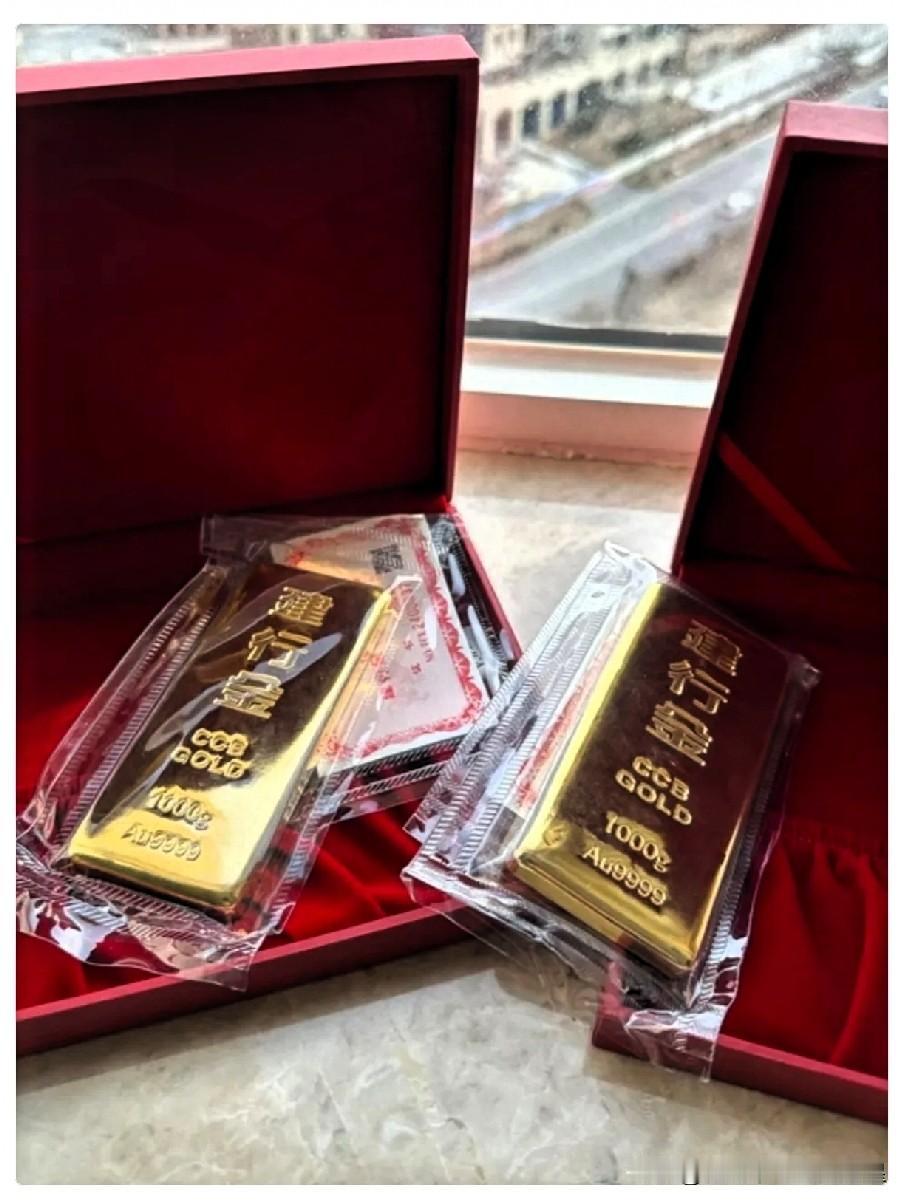 川普回去后，金价突然持续暴跌，5月15日下午，国际金价直接砸到4559美元