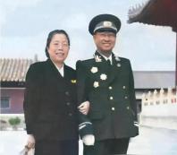 1955年9月27日，陈赓刚从紫光阁授衔仪式上走出来，没回家，也没去军队，只带着