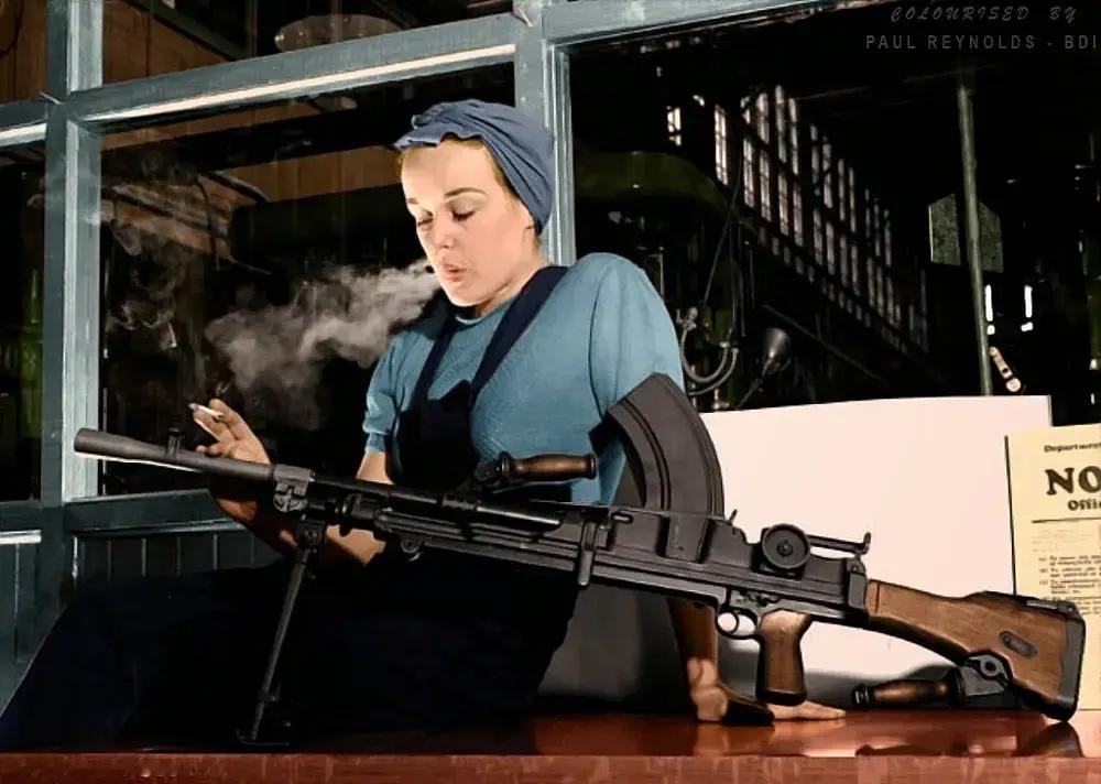 1941年5月10日，加拿大的一家军工厂，19岁的女孩维罗尼卡·福斯特和布伦轻机