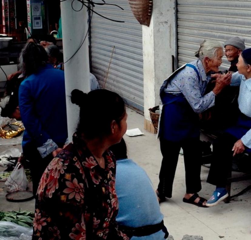 村里的“小喇叭”。孩子奶奶去年得了缠腰蛇，治好后后遗症还是很疼。大前天晚上，她