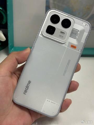 数读上半年工业和信息化经济成绩单realme国内暂停新品，身边几个朋友都在叹气。
