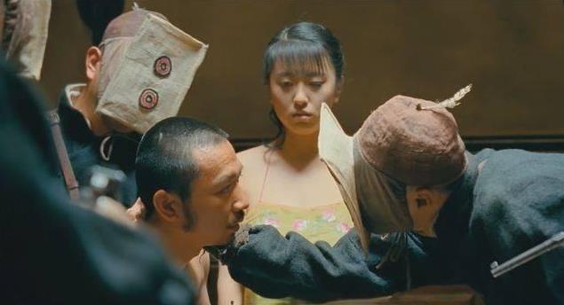2010年，姜文拍摄《让子弹飞》，有一场民女被“侮辱”的戏份，临时找不到演员，姜