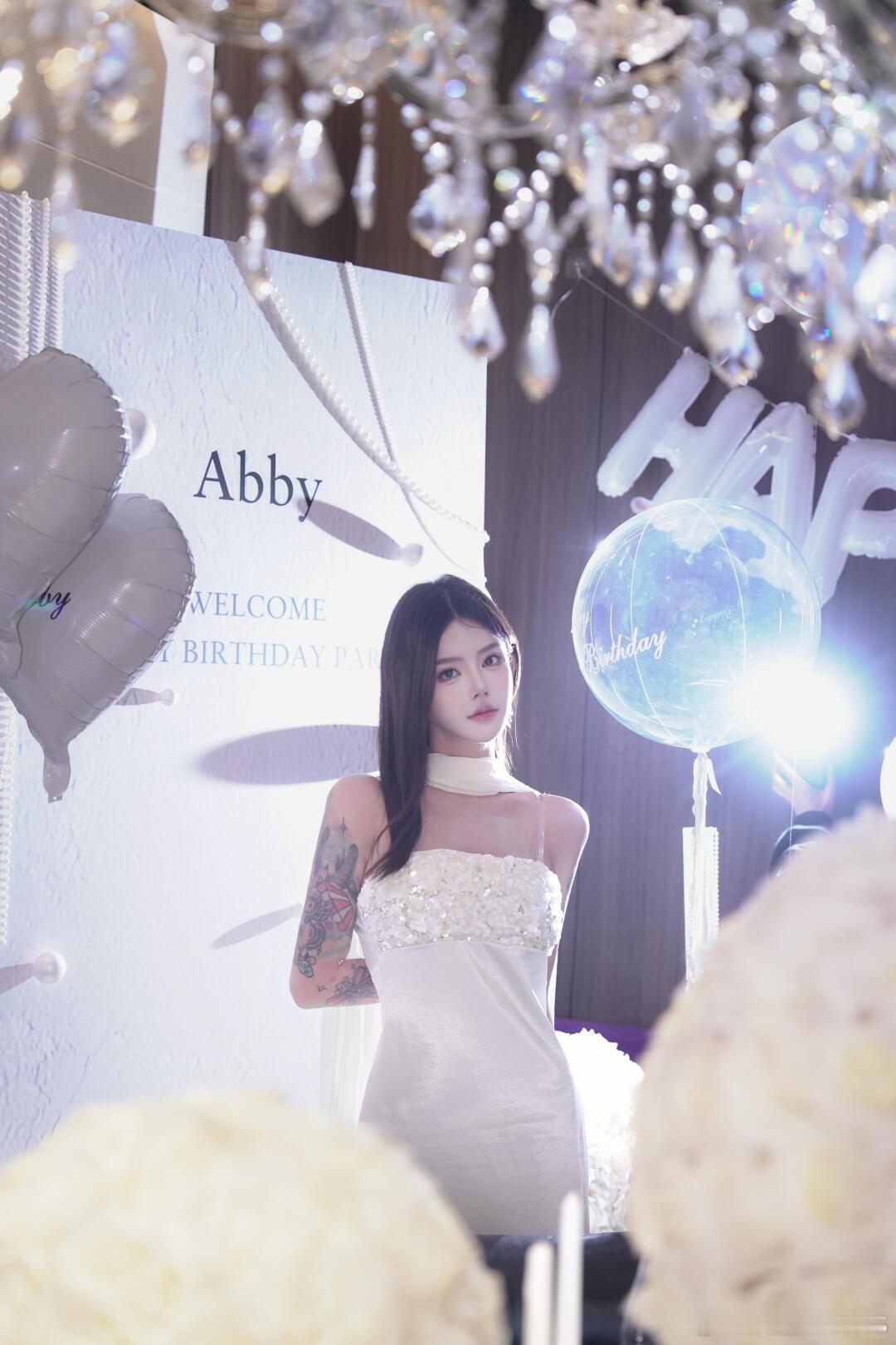 韩安冉新男友参加过她的婚礼原来缘分早就埋下伏笔！新男友当年以宾客身份到场随礼，