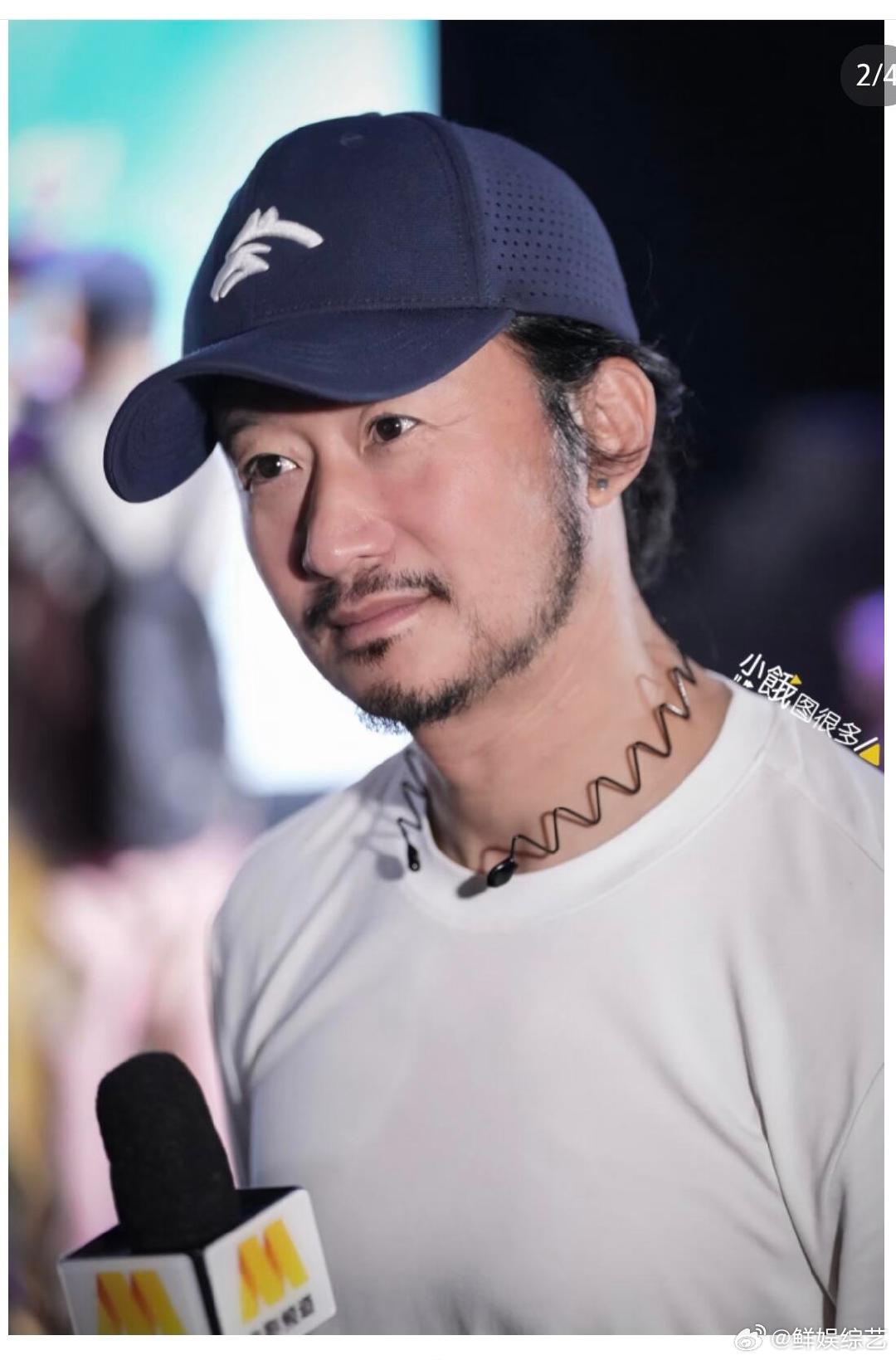 吴京居然戴了耳钉硬汉搭配耳钉，反差感直接拉满，吴京这造型真的越看越帅。