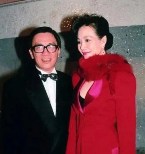 当年，黄霑追求林燕妮，林燕妮不屑地说:“我不与有家室的男人谈情说爱，”黄霑马上