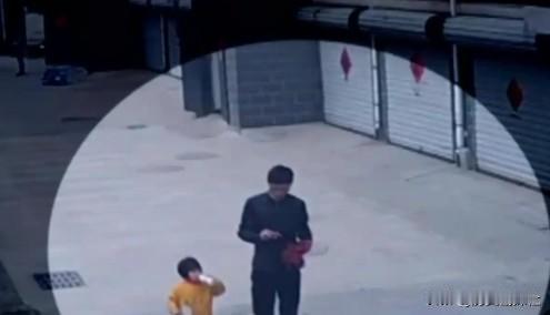 2018年，山东一男子凌晨回到家门口，发信息给妻子，收到妻子回复后，他当即怒而踹